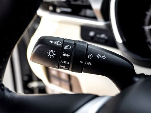 Used 2025 Toyota Highlander XLE image 19