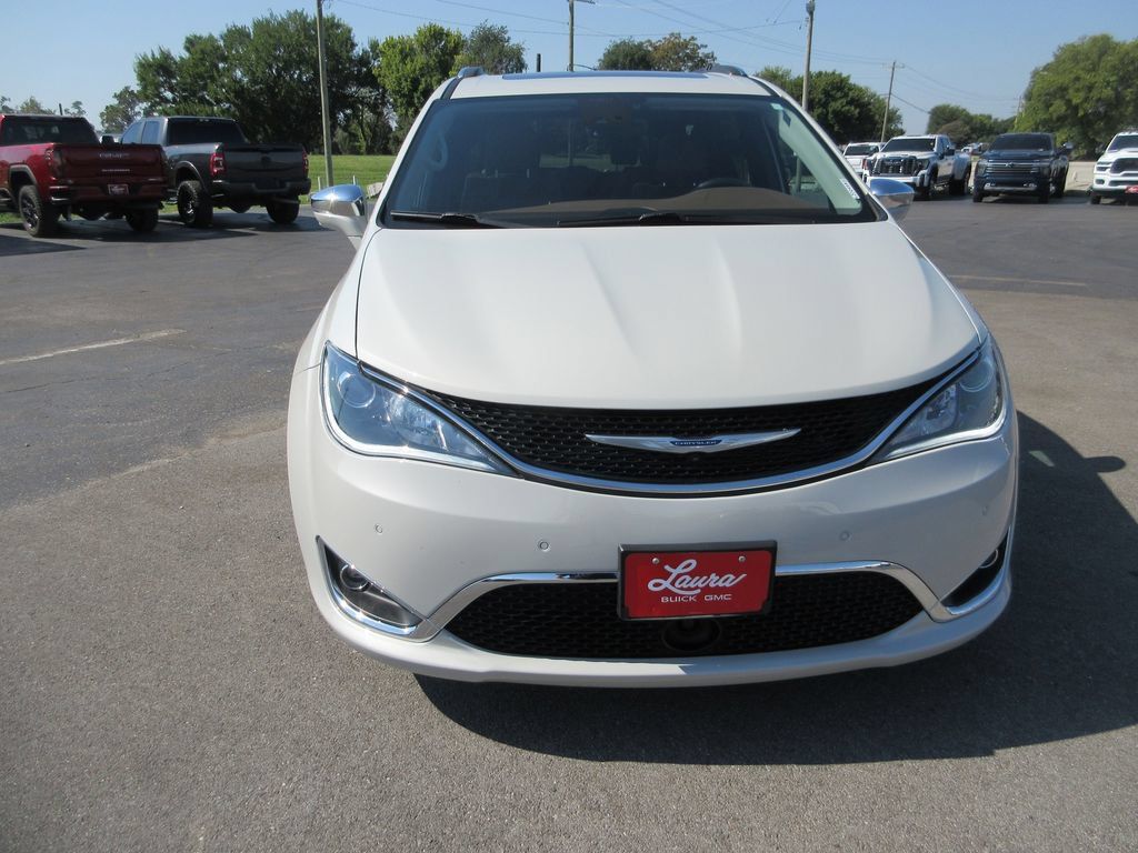 Used 2019 Chrysler Pacifica Limited w/ Tire & Wheel Group FWD image 13