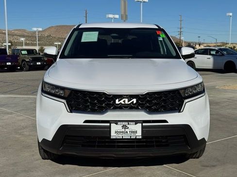Used 2023 Kia Sorento LX image 2