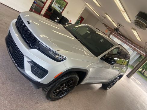 New 2025 Jeep Grand Cherokee 4WD image 5