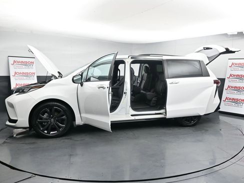 Used 2023 Toyota Sienna XSE image 46