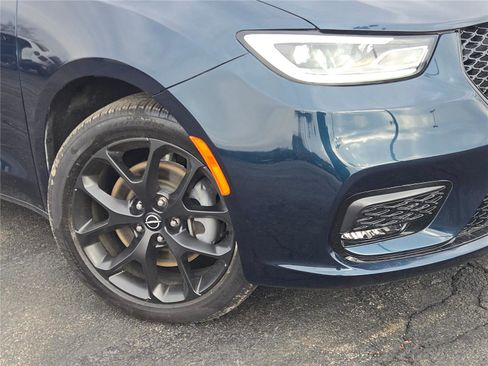 Used 2025 Chrysler Pacifica Limited w/ Uconnect Theater Family Group image 3