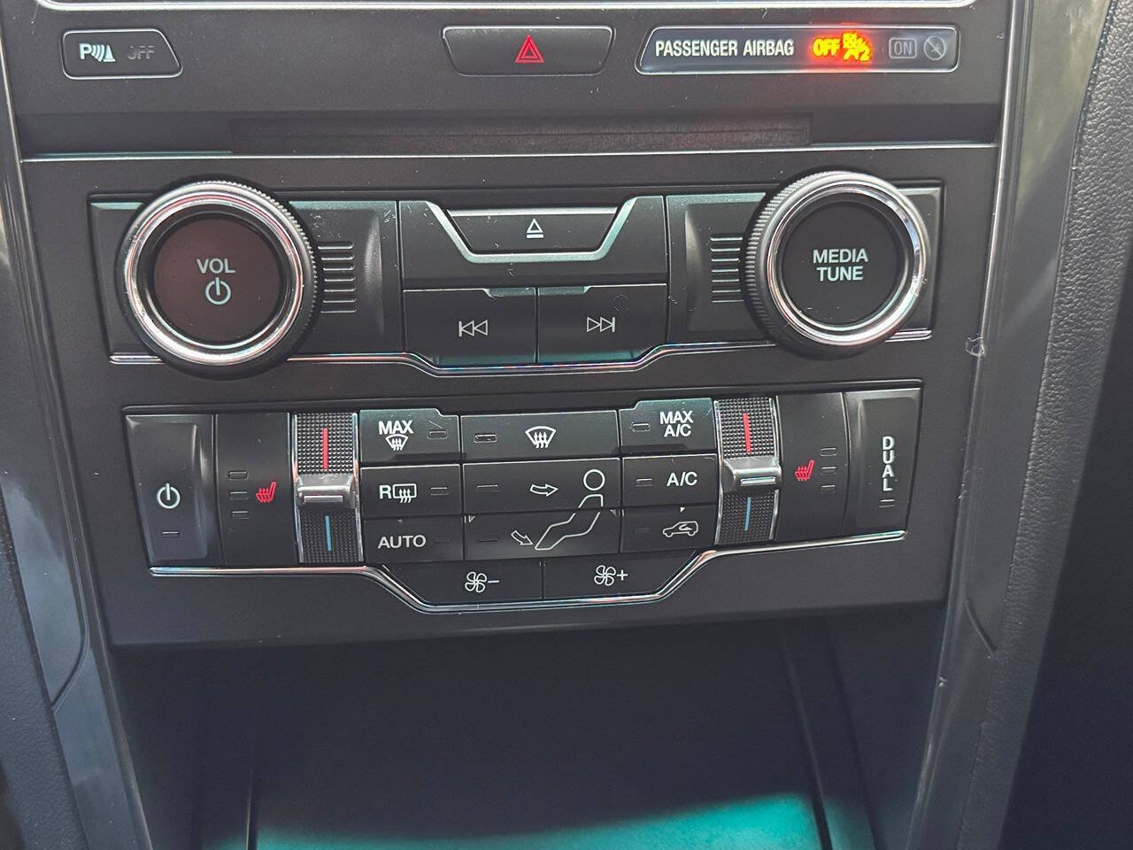 Used 2016 Ford Explorer XLT w/ Equipment Group 202A AWD/4WD image 23