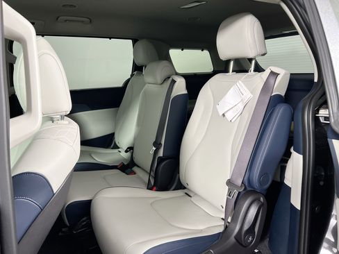 New 2026 Kia Carnival EX FWD image 28