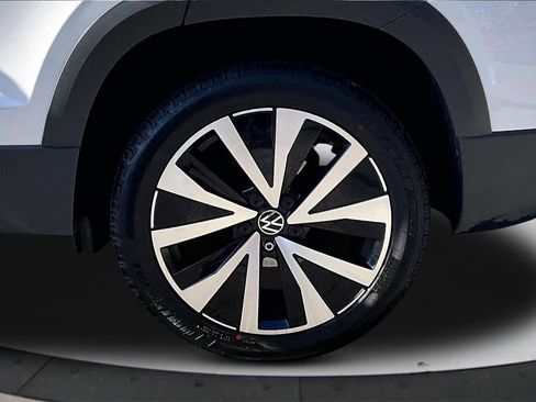 Used 2024 Volkswagen Taos SE image 34