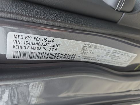 New 2025 Jeep Grand Cherokee Limited w/ Black Appearance Package image 36