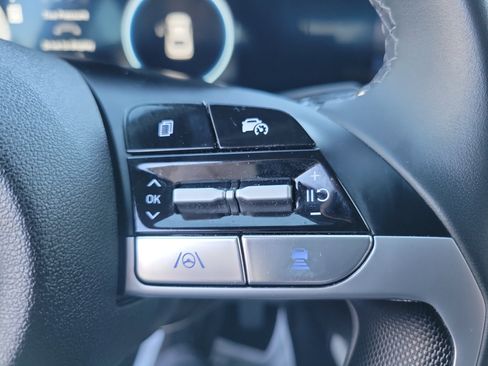 Certified 2025 Hyundai Elantra Limited image 7