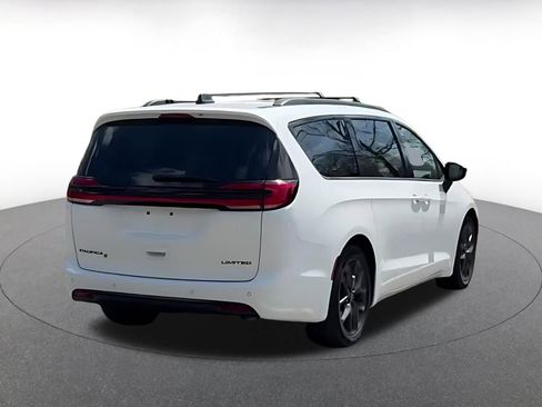 Used 2025 Chrysler Pacifica Limited image 12