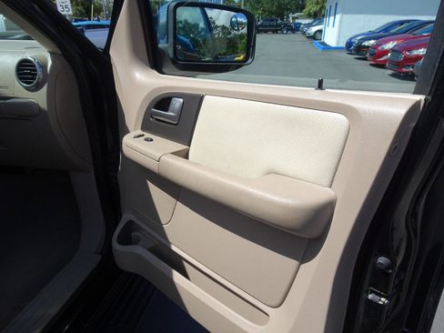 Used 2004 Ford Expedition XLT image 16