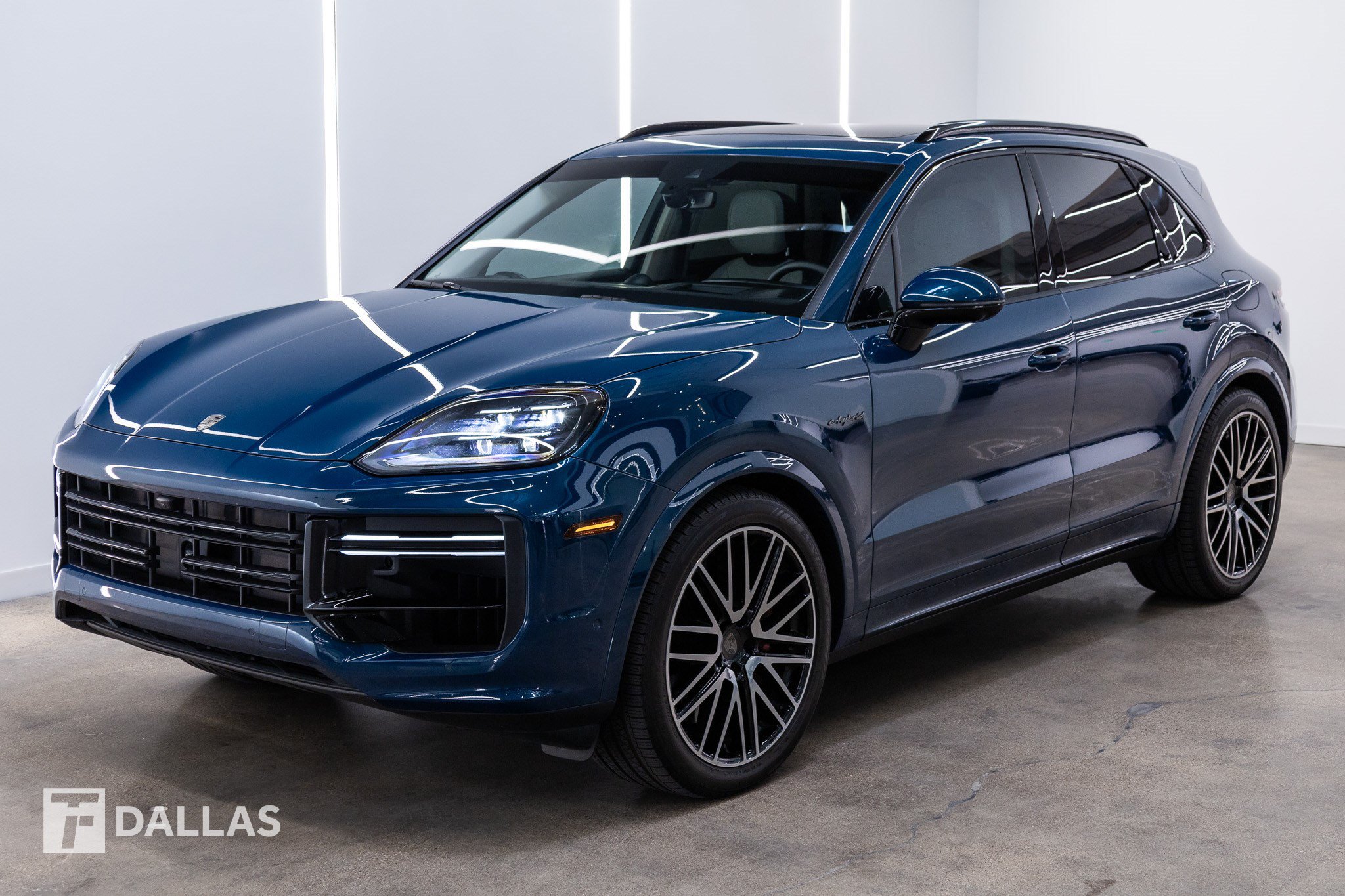 Used 2025 Porsche Cayenne Turbo AWD/4WD image 2