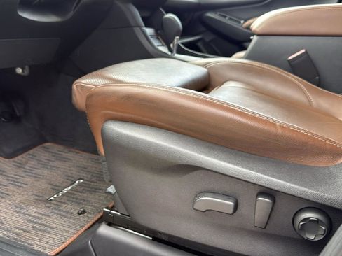 Used 2023 Subaru Ascent Touring image 8