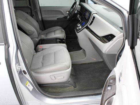 Used 2015 Toyota Sienna XLE Premium FWD image 40