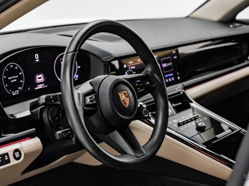 Used 2025 Porsche Panamera w/ Premium Package image 40