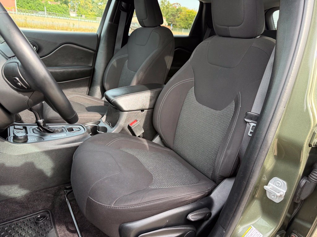 Used 2019 Jeep Cherokee Latitude w/ Cold Weather Group AWD/4WD image 24