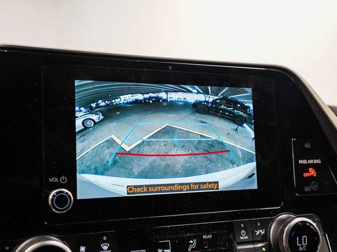 Used 2023 Toyota Highlander XLE FWD image 26