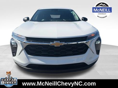 Used 2024 Chevrolet Trax LS FWD image 2
