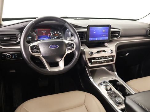 Used 2024 Ford Explorer XLT w/ Equipment Group 202A image 2