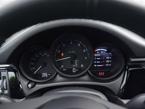Certified 2026 Porsche Macan AWD/4WD image 17