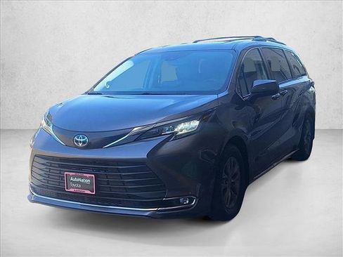 Used 2023 Toyota Sienna XLE w/ XLE Plus Package FWD image 2