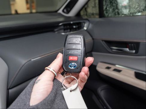 Used 2021 Toyota Venza XLE w/ Softex Package image 15