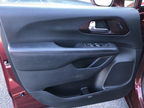 Used 2020 Chrysler Pacifica Touring-L image 9