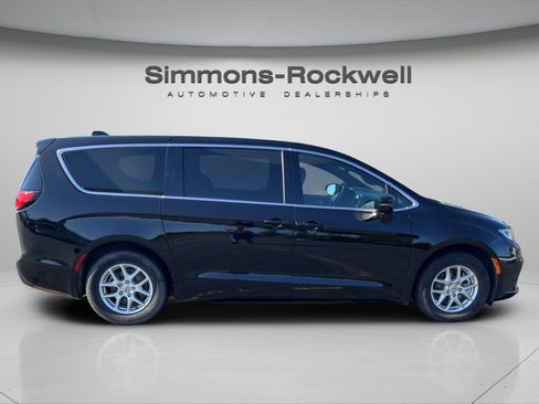 Used 2025 Chrysler Pacifica Select FWD image 6