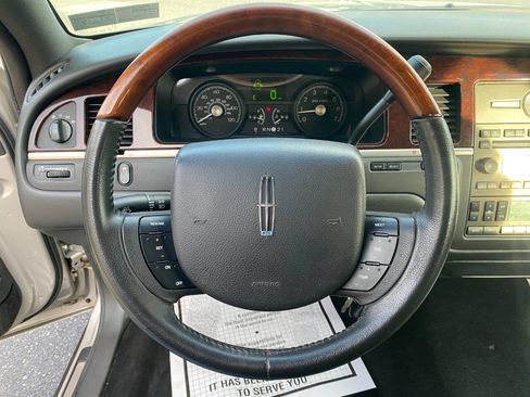 Used 2008 Lincoln Town Car Signature Limited image 13