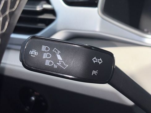 Used 2025 Volkswagen Taos SE w/ Panoramic Sunroof Package FWD image 12