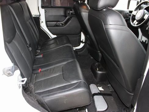 Used 2015 Jeep Wrangler Unlimited Sahara image 15