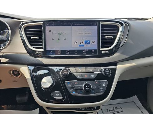 Used 2024 Chrysler Pacifica Touring-L FWD image 20