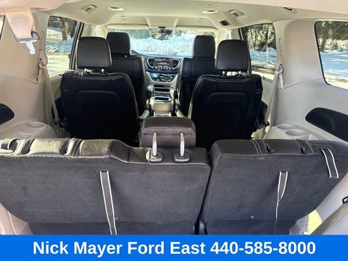 Used 2023 Chrysler Pacifica Touring-L image 15