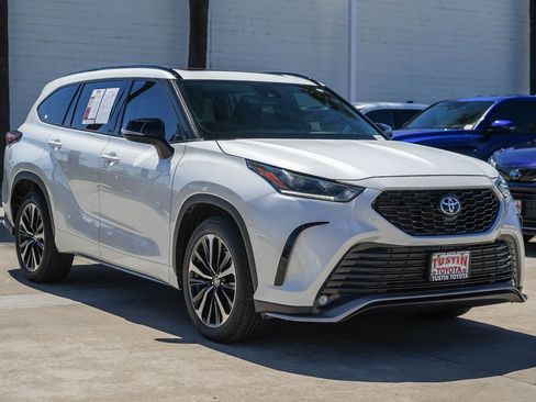 Used 2022 Toyota Highlander XSE FWD image 5