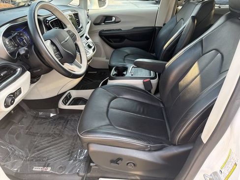 Used 2019 Chrysler Pacifica Limited FWD image 11
