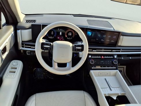 Used 2025 Hyundai Santa Fe SEL FWD image 9