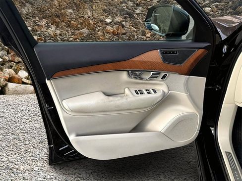 Used 2021 Volvo XC90 T6 Momentum w/ Protection Package Premier image 21