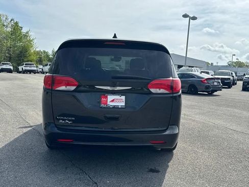 Used 2023 Chrysler Voyager LX FWD image 5