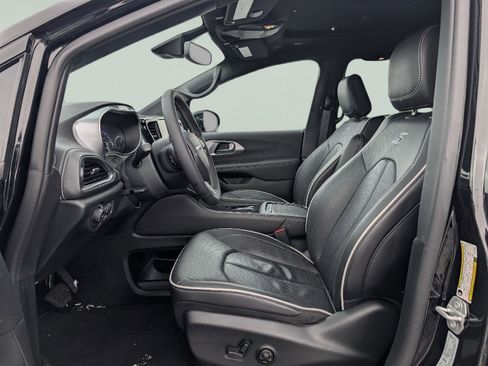 Used 2026 Chrysler Pacifica Limited w/ S Appearance Package image 11