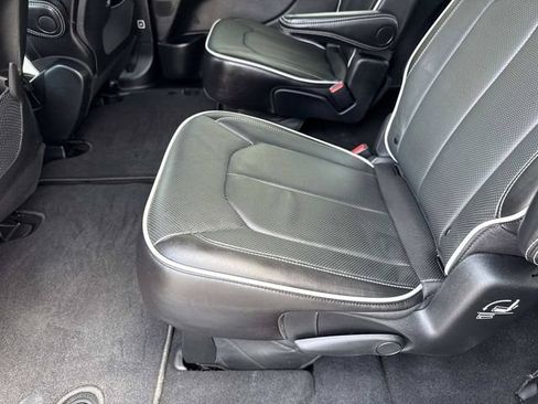 Used 2026 Chrysler Pacifica Limited FWD image 11