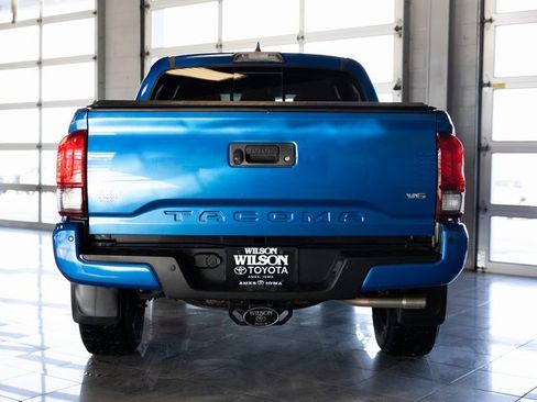 Used 2018 Toyota Tacoma TRD Sport image 4