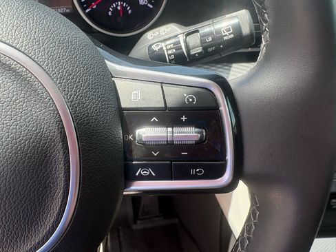 Used 2024 Kia Carnival LX FWD image 14