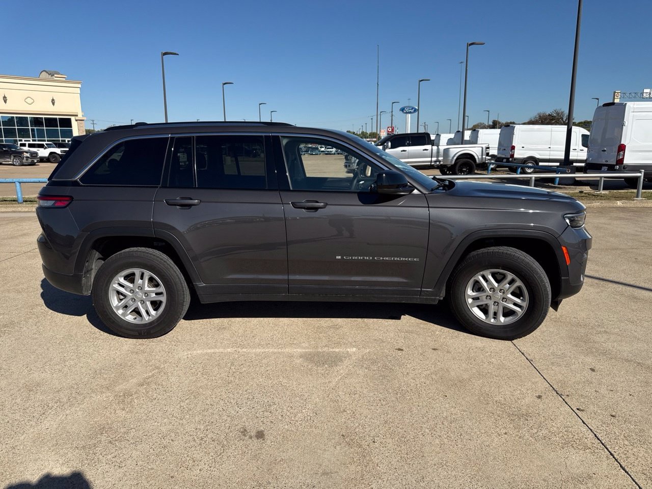 Used 2023 Jeep Grand Cherokee Laredo AWD/4WD image 17