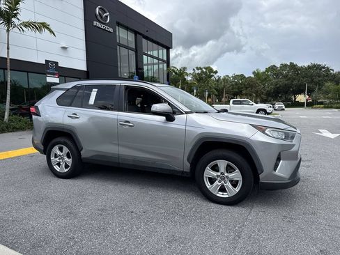 Used 2019 Toyota RAV4 XLE FWD image 6