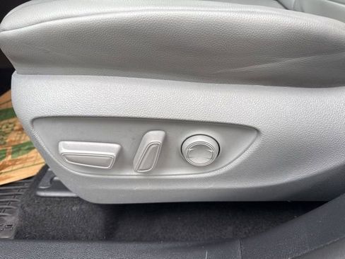 Used 2021 Toyota Highlander XLE AWD/4WD image 17