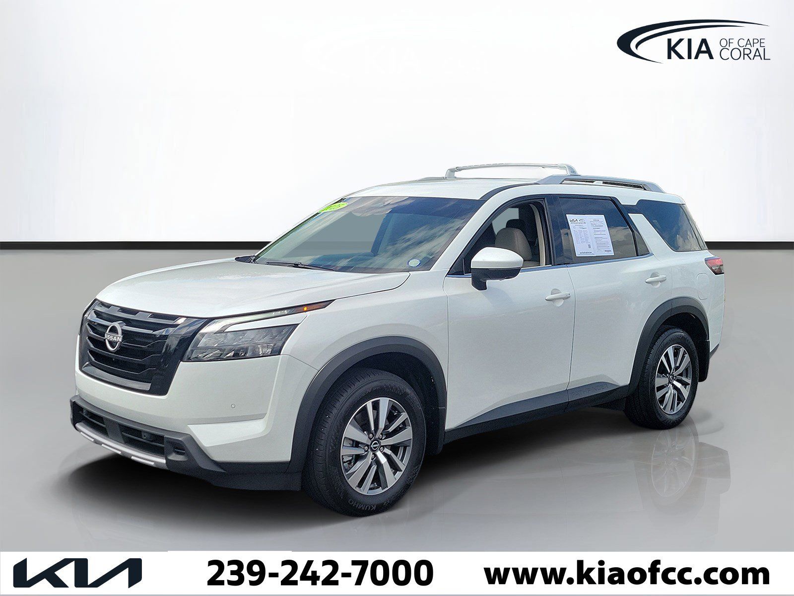 Used 2025 Nissan Pathfinder SL w/ Black Appearance Package FWD image 3