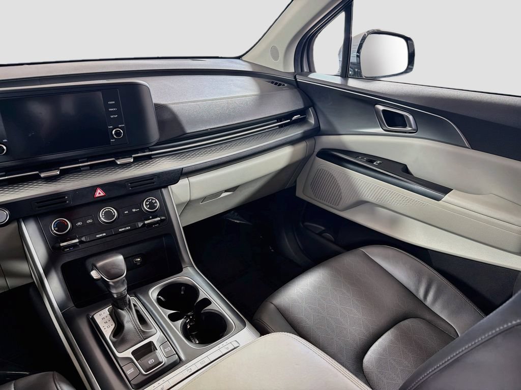 Used 2022 Kia Carnival LX FWD image 23