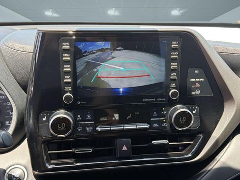 Used 2021 Toyota Highlander XLE FWD image 19