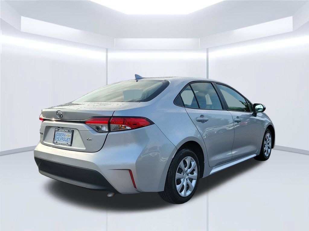 Used 2024 Toyota Corolla LE FWD image 5