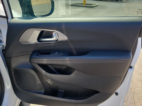 New 2026 Chrysler Pacifica Select FWD image 30