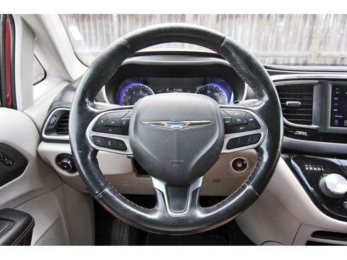 Used 2020 Chrysler Pacifica Touring-L FWD image 17