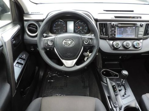 Used 2018 Toyota RAV4 LE FWD image 18
